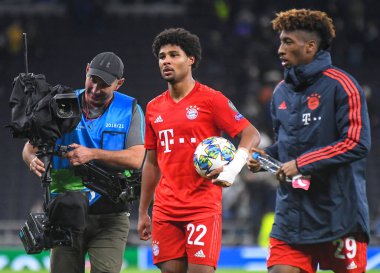 LONDON, ENGLAND - 1 Ekim 2019: Bayern 'den Serge Gnabry, Tottenham Hotspur FC (İngiltere) ve Bayern Munchen (Almanya) arasında oynanan 2019 / 20 UEFA Şampiyonlar Ligi B Grubu maçından sonra Tottenham Hotspur Stadyumu' nda çekilmiştir..