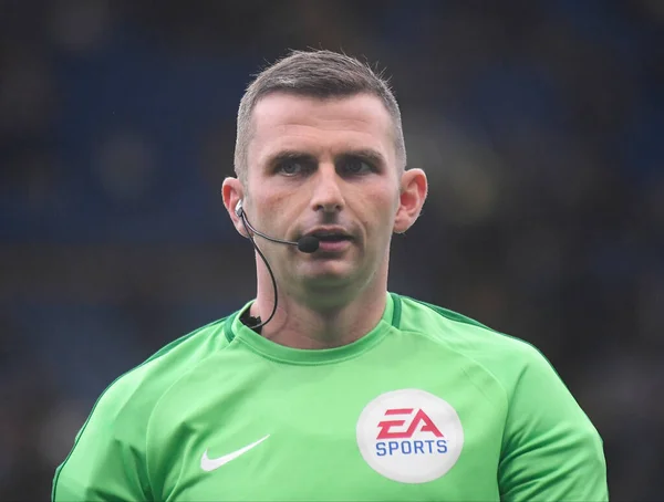 LONDON, ENGLAND - SEPTEMBER 22, 2019: İngiliz hakem Michael Oliver, Stamford Bridge 'de Chelsea FC ve Liverpool FC arasında oynanan 2019 / 20 Premier Lig maçı öncesinde fotoğraf çekti..