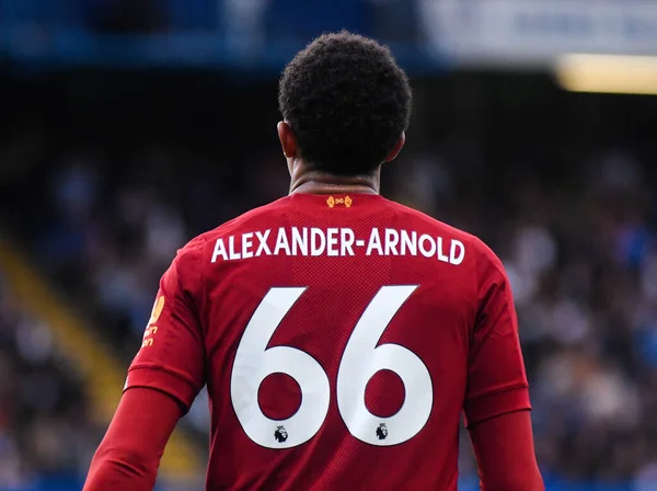 LONDON, ENGLAND - SEPTEMBER 22, 2019: Liverpool 'dan Trent Alexander-Arnold, Stamford Bridge' de Chelsea FC ve Liverpool FC arasında oynanan 2019 / 20 Premier Lig maçı sırasında çekilmiştir..