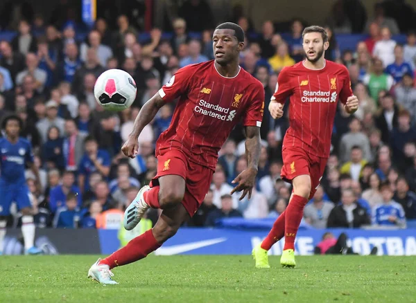 LONDON, ENGLAND - SEPTEMBER 22, 2019: Liverpool 'lu Georginio Wijnaldum, Stamford Bridge' deki Chelsea FC ile Liverpool FC arasında oynanan 2019 / 20 Premier Lig maçı sırasında çekilmiştir..