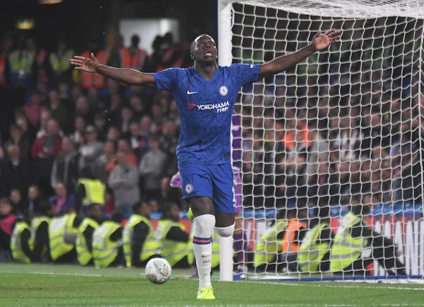 LONDON, ENGLAND - 25 EPTEMBER 2019: Chelsea 'li Kurt Happy Zouma, Stamford Bridge' deki Chelsea FC ile Grimsby Town FC arasında oynanan 2019 / 20 EFL Kupası 3. turunda gol attıktan sonra kutluyor..