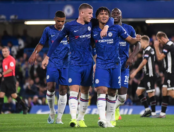 LONDON, ENGLAND - SEPTEMBER 25, 2019: Chelsea 'li Reece James, Stamford Bridge' deki Chelsea FC ile Grimsby Town FC arasında oynanan 2019 / 20 EFL Kupası 3. turunda gol attıktan sonra Chelsea 'li Ross Barkley ile kutlama yaptı..