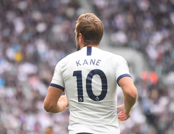 LONDON, ENGLAND - SEPTEMBER 28, 2019: Tottenham 'dan Harry Kane Tottenham Hotspur FC ile Southamtpon FC arasında oynanan 2019 / 20 Premier League maçı sırasında Tottenham Hotspur Stadyumu' nda çekilmiştir..