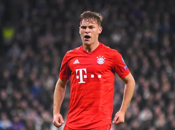 LONDON, ENGLAND - 1 Ekim 2019: Bayern 'den Joshua Kimmich, Tottenham Hotspur FC (İngiltere) ve Bayern Münih (Almanya) arasında oynanan 2019 / 20 UEFA Şampiyonlar Ligi B Grubu maçında attığı golü kutluyor..
