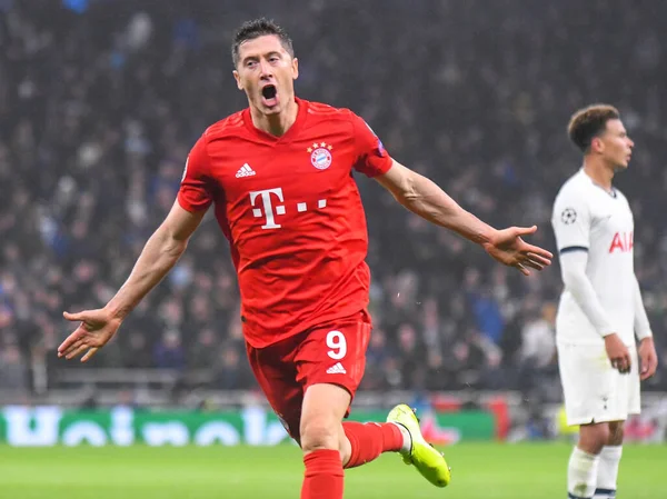 LONDON, ENGLAND - 1 Ekim 2019: Bayern 'li Robert Lewandowski, Tottenham Hotspur FC (İngiltere) ve Bayern Münih (Almanya) arasında oynanan 2019 / 20 UEFA Şampiyonlar Ligi B Grubu maçında attığı ilk golü kutluyor.