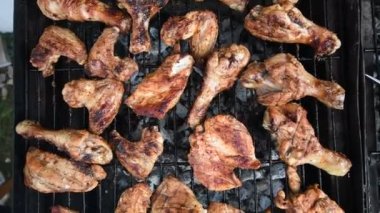 Izgarada tavuk ve domuz etinin pişirildiği kaliteli bir video..