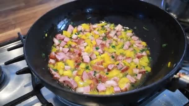 Haute qualité de han, poivrons jaunes et oignons verts frits dans une casserole.