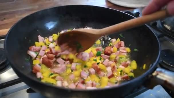 料理鍋で炒めたハン 黄ピーマン ネギの高品質 — ストック動画