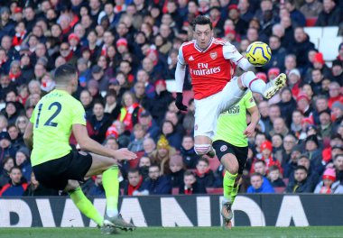 LONDON, ENGLAND - 18 Ocak 2020: Arsenal 'den Mesut Ozil, Arsenal FC ile Sheffield United FC arasında oynanan 2019 / 20 Premier League maçı sırasında Emirates Stadyumu' nda çekilmiştir..