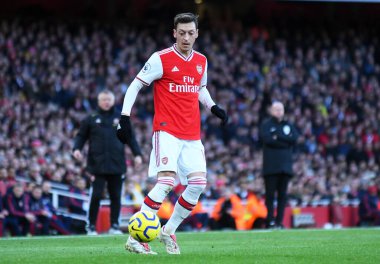 LONDON, ENGLAND - 18 Ocak 2020: Arsenal 'den Mesut Ozil, Arsenal FC ile Sheffield United FC arasında oynanan 2019 / 20 Premier League maçı sırasında Emirates Stadyumu' nda çekilmiştir..