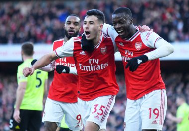 LONDON, ENGLAND - 18 Ocak 2020: Arsenal 'den Gabriel Martinelli, Arsenal Stadyumu' ndaki Arsenal FC ile Sheffield United FC arasında oynanan 2019 / 20 Premier Lig maçında gol attıktan sonra Arsenal 'li Nicolas Pepe' yi kutladı..