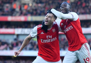 LONDON, ENGLAND - 18 Ocak 2020: Arsenal 'den Gabriel Martinelli ve Arsenal' den Nicolas Pepe (Arsenal) Arsenal FC ile Sheffield United FC arasında oynanan 2019 / 20 Premier League maçında atılan golü kutluyorlar..