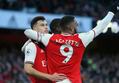 LONDON, ENGLAND - 18 Ocak 2020: Arsenal 'den Gabriel Martinelli ve Arsenal' den Alexandre Lacazette, Arsenal FC ile Sheffield United arasında oynanan 2019 / 20 Premier League maçında atılan golü kutluyorlar..