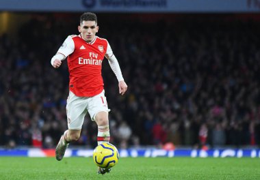 LONDON, ENGLAND - 18 Ocak 2020: Arsenal 'den Luas Torreira, Arsenal FC ile Sheffield United FC arasında oynanan 2019 / 20 Premier League maçı sırasında Emirates Stadyumu' nda çekilmiştir..