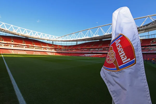 LONDON, ENGLAND - 18 Ocak 2020: Arsenal armalı köşe bayrağı, Arsenal FC ile Sheffield United FC arasında oynanan 2019 / 20 Premier Lig maçı öncesinde Emirates Stadyumu 'nda çekilmiştir..