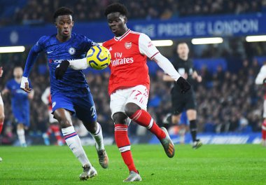 LONDON, ENGLAND - 21 Ocak 2020: Chelsea 'den Callum Hudson-Odoi ve Arsenal' den Bukayo Saka, Stamford Bridge 'de Chelsea FC ve Arsenal FC arasında oynanan 2019 / 20 Premier League maçı sırasında resmedildi..