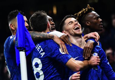LONDON, ENGLAND - 21 Ocak 2020: Chelsea 'li Jorge Luiz Frello Filho (Jorginho) Stamford Bridge' deki Chelsea FC ve Arsenal FC arasında oynanan 2019 / 20 Premier League maçında gol attıktan sonra.