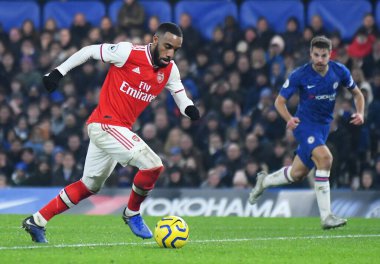 LONDON, ENGLAND - 21 Ocak 2020: Arsenal 'den Alexandre Lacazette, Stamford Bridge' de Chelsea FC ve Arsenal FC arasında oynanan 2019 / 20 Premier League maçı sırasında çekilmiştir..