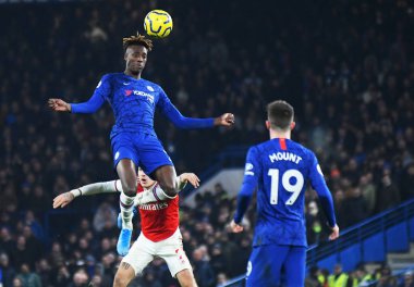LONDON, ENGLAND - 21 Ocak 2020: Chelsea 'li Tammy Abraham, Chelsea FC ile Stamford Bridge' deki Arsenal FC arasında oynanan 2019 / 20 Premier Lig maçı sırasında resmedildi.