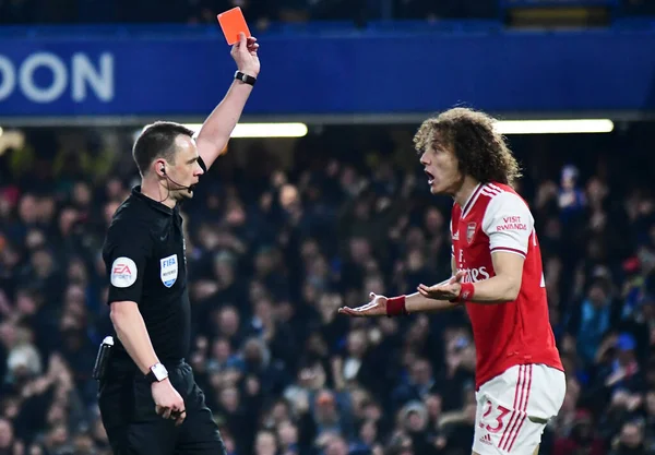 LONDON, ENGLAND - 21 Ocak 2020: Arsenal 'den David Luiz, Stamford Bridge' de Chelsea FC ve Arsenal FC arasında oynanan 2019 / 20 Premier League maçında kırmızı kart gördü..
