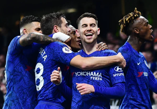 LONDON, ENGLAND - 21 Ocak 2020: Chelsea 'li Jorge Luiz Frello Filho (Jorginho) Stamford Bridge' deki Chelsea FC ve Arsenal FC arasında oynanan 2019 / 20 Premier League maçında gol attıktan sonra.