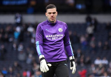LONDON, ENGLAND - 2 Şubat 2020: Ederson Santana de Moraes, Tottenham Hotspur ile Manchester City arasında oynanan 2019 / 20 Premier Lig maçı öncesinde Tottenham Hotspur Stadyumu 'nda çekilmiştir..