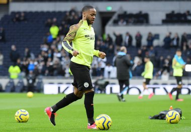 LONDON, ENGLAND - 2 Şubat 2020: Raheem Sterling of City Tottenham Hotspur ile Manchester City arasında oynanan 2019 / 20 Premier League maçı öncesinde Tottenham Hotspur Stadyumu 'nda çekilmiştir..