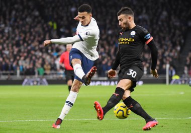 LONDON, ENGLAND - 2 Şubat 2020: Tottenham 'dan Dele Alli ve City' den Nicolas Otamendi Tottenham Hotspur ile Manchester City arasında oynanan 2019 / 20 Premier Lig maçı sırasında çekildi..