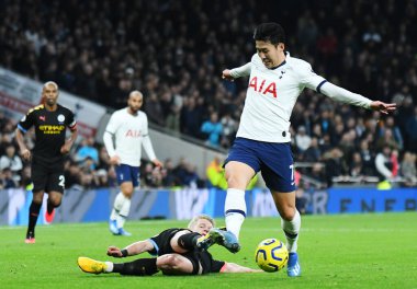LONDON, ENGLAND - 2 Şubat 2020: Tottenham 'dan Oleksandr Zinchenko ve Tottenham' dan Heung-Min 'in oğlu Tottenham Hotspur ve Manchester City arasında oynanan 2019 / 20 Premier League maçı sırasında çekilmiştir..