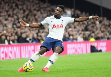 LONDON, ENGLAND - 2 Şubat 2020: Tottenham 'dan Serge Aurier Tottenham Hotspur ile Manchester City arasında oynanan 2019 / 20 Premier League maçı sırasında Tottenham Hotspur Stadyumu' nda çekilmiştir..