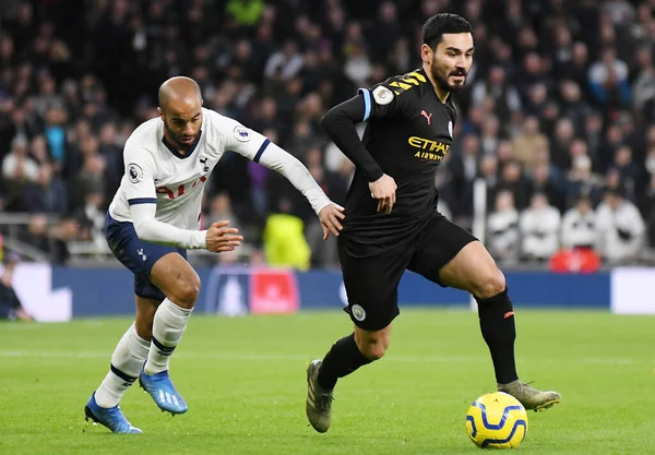 LONDON, ENGLAND - 2 Şubat 2020: Tottenham 'dan Lucas Moura ve şehrin Ilkay Gundogan' ı Tottenham Hotspur ve Manchester City arasında oynanan 2019 / 20 Premier Lig maçı sırasında çekilmiştir..