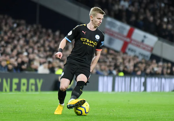 LONDON, ENGLAND - 2 Şubat 2020: Oleksandr Zinchenko Tottenham Hotspur ile Manchester City arasında oynanan 2019 / 20 Premier League maçı sırasında Tottenham Hotspur Stadyumu 'nda çekilmiştir..