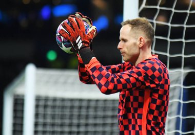 LONDON, ENGLAND - 19 Şubat 2020: Leipzig 'li Peter Gulacsi, Tottenham Hotspur FC ile Tottenham Hotspur Stadyumu' ndaki RB Leipzig arasında oynanan 2019 / 20 UEFA Şampiyonlar Ligi karşılaşmasının ilk ayağı öncesinde resmedildi..