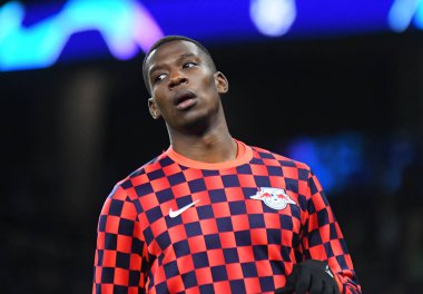 LONDON, ENGLAND - 19 Şubat 2020: Leipzig 'li Nordi Mukiele, Tottenham Hotspur FC ile Tottenham Hotspur Stadyumu' ndaki RB Leipzig arasında oynanan 2019 / 20 UEFA Şampiyonlar Ligi karşılaşmasının ilk ayağı öncesinde çekilmiştir..