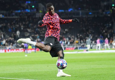 LONDON, ENGLAND - 19 Şubat 2020: Leipzig 'li Nordi Mukiele, Tottenham Hotspur FC ile Tottenham Hotspur Stadyumu' ndaki RB Leipzig arasında oynanan 2019 / 20 UEFA Şampiyonlar Ligi karşılaşmasının ilk ayağı öncesinde çekilmiştir..
