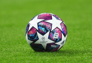 LONDON, ENGLAND - 19 Şubat 2020: Resmi maç topu, Tottenham Hotspur FC ile Tottenham Hotspur Stadyumu 'ndaki RB Leipzig arasında oynanan 2019 / 20 UEFA Şampiyonlar Ligi turunun ilk ayağı öncesinde çekildi..
