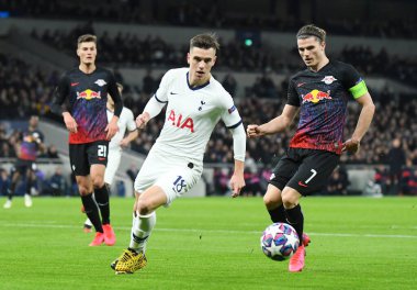 LONDON, ENGLAND - FEBRUARY 19, 2020: Tottenham 'dan Giovani Lo Celso ve Leipzig' den Marcel Sabitzer, Tottenham Hotspur ile Tottenham Hotspur Sta Sta arasında oynanan 2019 / 20 UEFA Şampiyonlar Ligi 16.