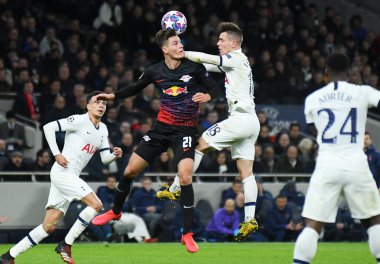 LONDON, ENGLAND - 19 FEBRUARY 2020: Leipzig 'den Patrick Schick ve Tottenham' dan Giovani Lo Celso, Tottenham Hotspur Stad 'da Tottenham Hotspur ile RB Leipzig arasında oynanan 2019 / 20 UEFA Şampiyonlar Ligi Şampiyonlar Ligi turunun ilk ayağında çekildi.