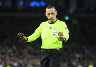 LONDON, ENGLAND - 19 Şubat 2020: Türk FIFA hakemi Cuneyt Çakır, Tottenham Hotspur Stadyumu 'ndaki Tottenham Hotspur ve RB Leipzig arasında oynanan 2019 / 20 UEFA Şampiyonlar Ligi Birinci Raundunun ilk etabında çekildi..