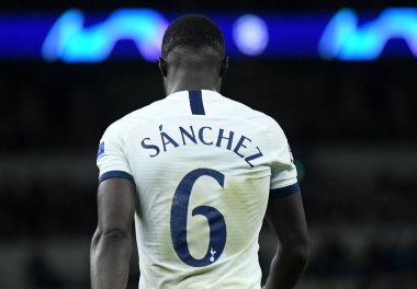 Tottenham 'dan Davinson Sanchez, Tottenham Hotspur Stadyumu' nda Tottenham Hotspur FC ve RB Leipzig arasında oynanan 2019 / 20 UEFA Şampiyonlar Ligi 16. Raundunun ilk ayağı sırasında çekilmiştir..