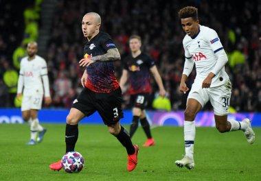 LONDON, ENGLAND - 19 Şubat 2020: Leipzig 'li Angelino ve Tottenham' lı Gedson Fernandes, Tottenham Hotspur Stadyumu 'ndaki Tottenham Hotspur FC ve RB Leipzig arasında oynanan 2019 / 20 UEFA Şampiyonlar Ligi 16..