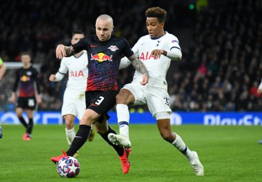 LONDON, ENGLAND - 19 Şubat 2020: Leipzig 'li Angelino ve Tottenham' lı Gedson Fernandes, Tottenham Hotspur Stadyumu 'ndaki Tottenham Hotspur FC ve RB Leipzig arasında oynanan 2019 / 20 UEFA Şampiyonlar Ligi 16..