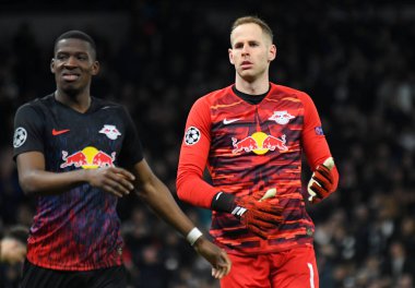 LONDON, ENGLAND - 19 FEBRUARY 2020: Leipzig 'den Peter Gulacsi, Tottenham Hotspur FC ile RB Leipzig arasında oynanan 2019 / 20 UEFA Şampiyonlar Ligi karşılaşmasının ilk ayağı sırasında çekildi..
