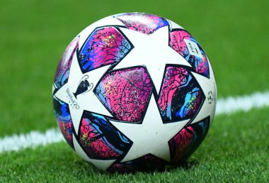 LONDON, ENGLAND - 19 Şubat 2020: 2020 UEFA Şampiyonlar Ligi 'nin Tottenham Hotspur FC ile RB Leipzig arasında oynanan 2019 / 20 UEFA Şampiyonlar Ligi turunun ilk ayağı sırasında çekilen resmi UCL final topu.