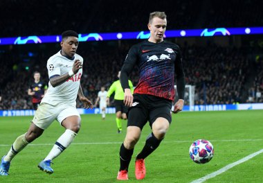 LONDON, ENGLAND - FEBRUARY 19, 2020: Tottenham 'dan Steven Bergwijn ve Leipzig' den Lukas Klostermann, Tottenham Hotspur 'dan RB Leipzig ile Tottenham Hotspur St.