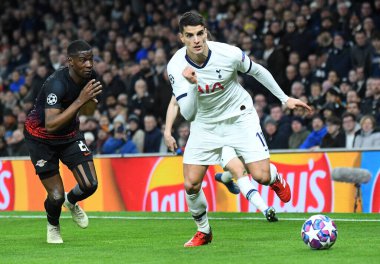 LONDON, ENGLAND - 19 FEBRUARY 2020: Leipzig 'den Nordi Mukiele ve Tottenham' dan Erik Lamela, Tottenham Hotspur Stadyumu 'nda Tottenham Hotspur FC ve RB Leipzig arasında oynanan 2019 / 20 UEFA Şampiyonlar Ligi turunun ilk ayağında çekildiler..