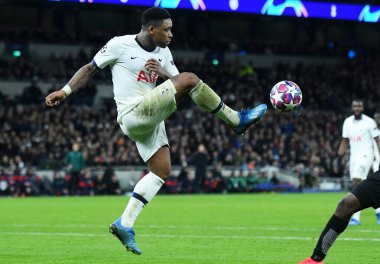 LONDON, ENGLAND - 19 Şubat 2020: Tottenham 'dan Steven Bergwijn, Tottenham Hotspur Stadyumu' nda Tottenham Hotspur ve RB Leipzig arasında oynanan 2019 / 20 UEFA Şampiyonlar Ligi 'nin ilk turunda çekilmiştir..