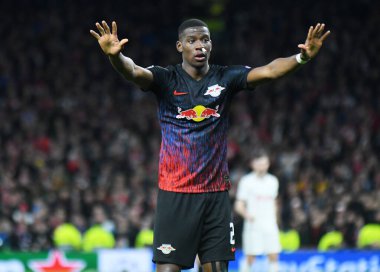 LONDON, ENGLAND - 19 Şubat 2020: Leipzig 'li Nordi Mukiele, Tottenham Hotspur FC ve RB Leipzig arasında oynanan 2019 / 20 UEFA Şampiyonlar Ligi 16. Raundunun ilk etabı sırasında Tottenham Hotspur Stadyumu' nda çekildi..