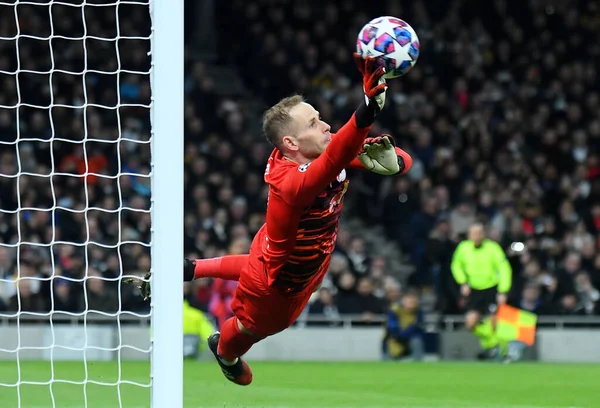 LONDON, ENGLAND - 19 FEBRUARY 2020: Leipzig 'den Peter Gulacsi, Tottenham Hotspur FC ile RB Leipzig arasında oynanan 2019 / 20 UEFA Şampiyonlar Ligi karşılaşmasının ilk ayağı sırasında çekildi..