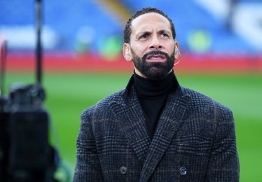 LONDON, ENGLAND - 22 Şubat 2020: Rio Ferdinand, Stamford Bridge 'de Chelsea FC ve Tottenham Hotspur arasında oynanan 2019 / 20 Premier League maçı öncesinde çekilmiştir..